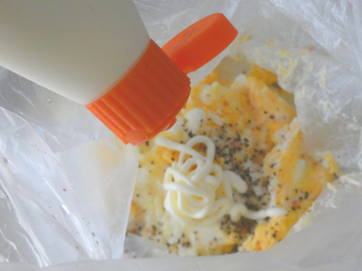 塩、コショウ、マヨネーズを適量加える