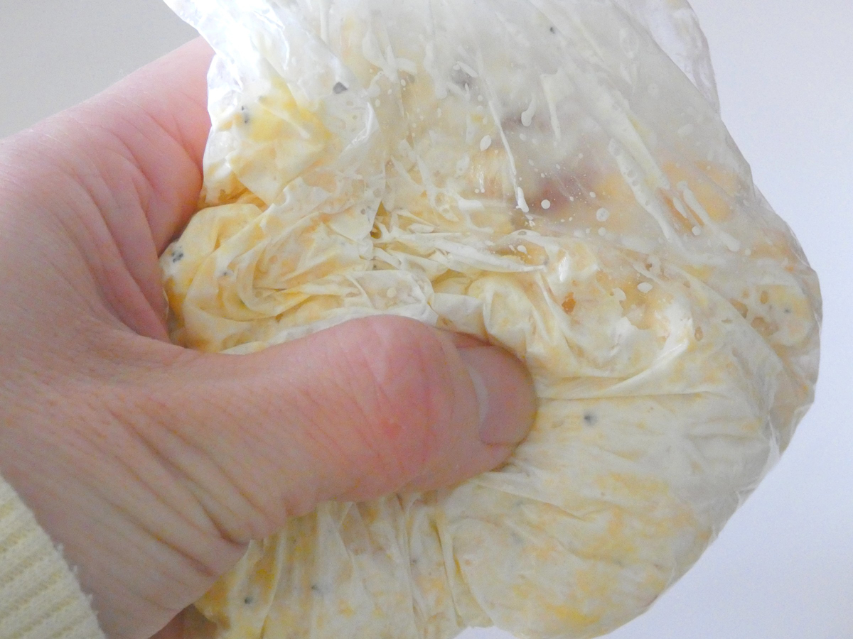 袋のまま手でつぶしながら混ぜる