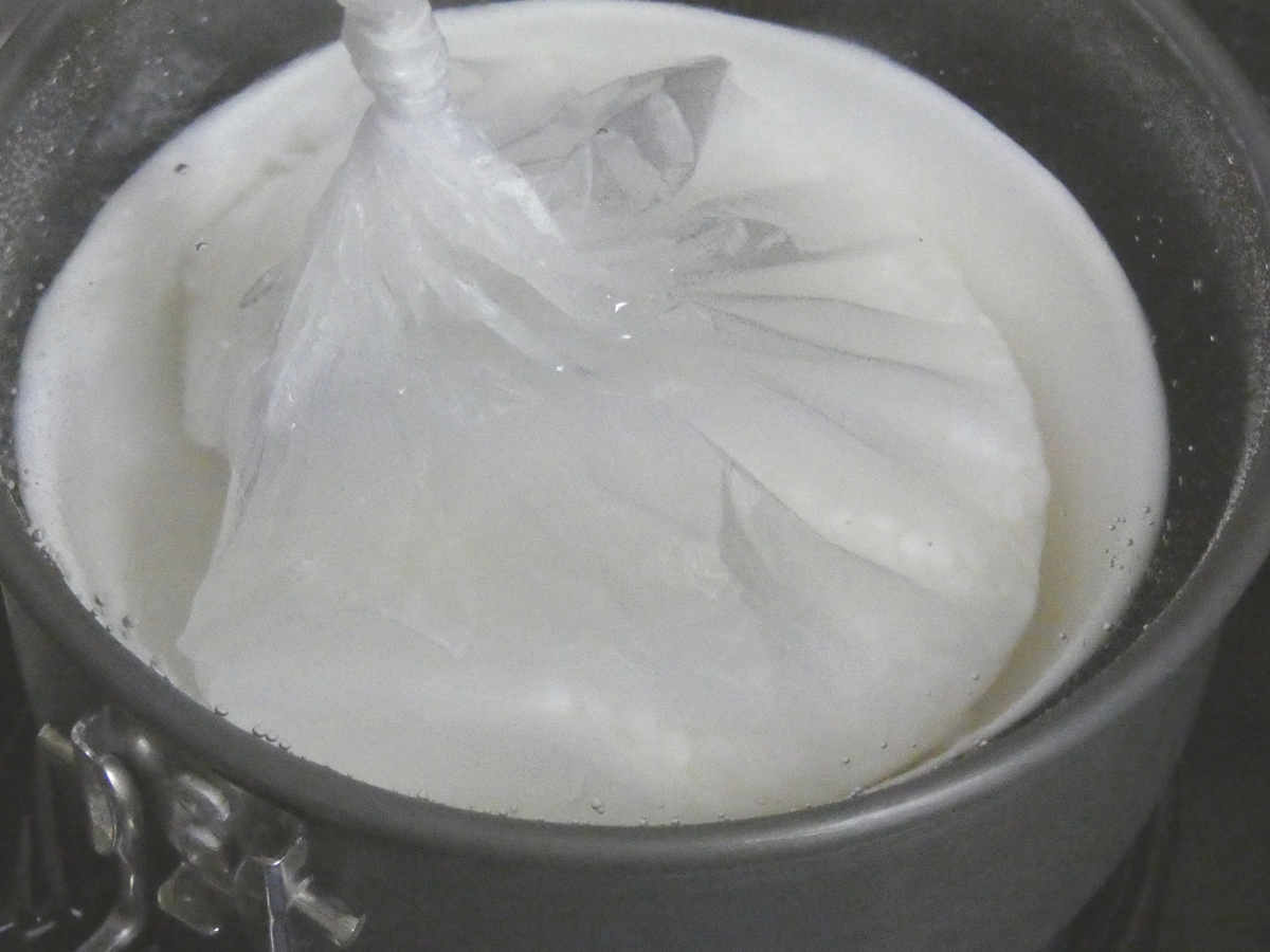 沸騰したお湯に袋のまま投入。鍋には耐熱皿を敷いておく