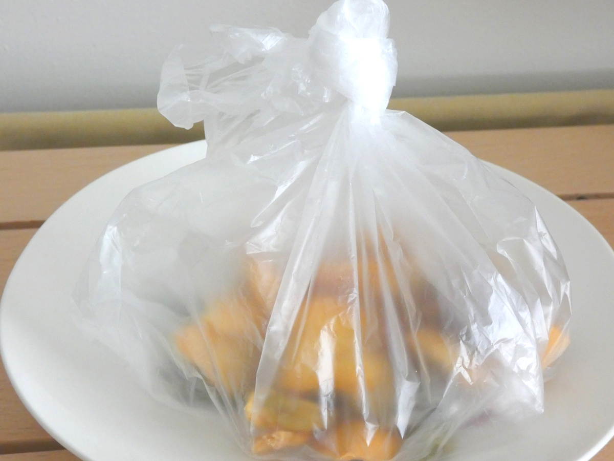 残った食品をスムーズに袋に入れられる