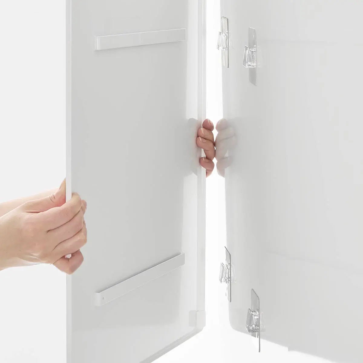 フィルムフックでマグネットがつかない壁面に設置可能