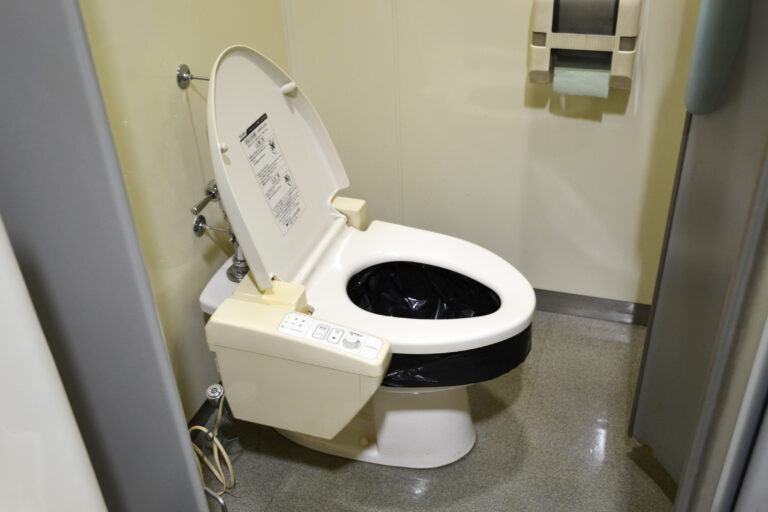 緊急簡易トイレを洋式トイレに設置した様子