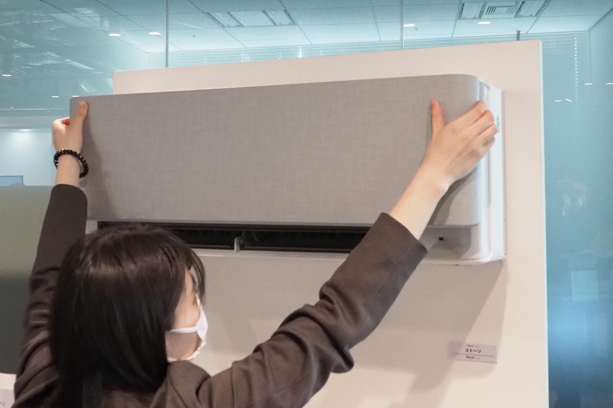 パネルは工具なしで交換も可能