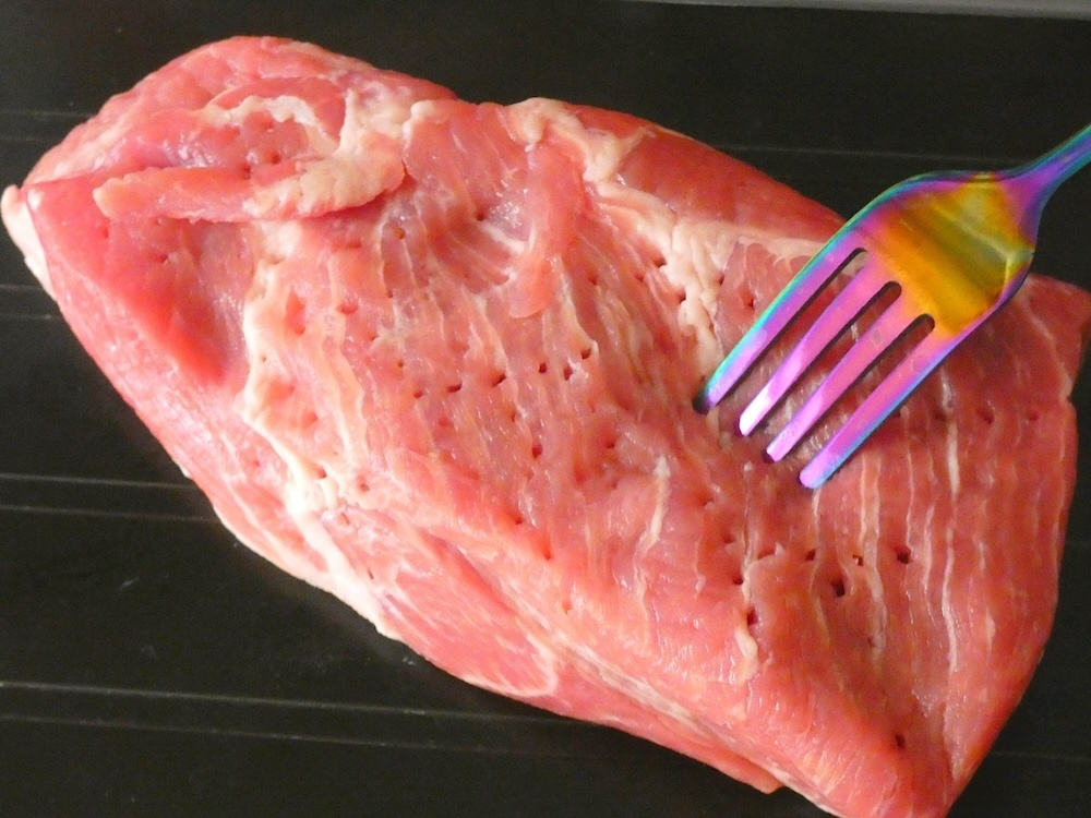 肉の表裏10カ所程度にフォークでまんべんなく穴をあける