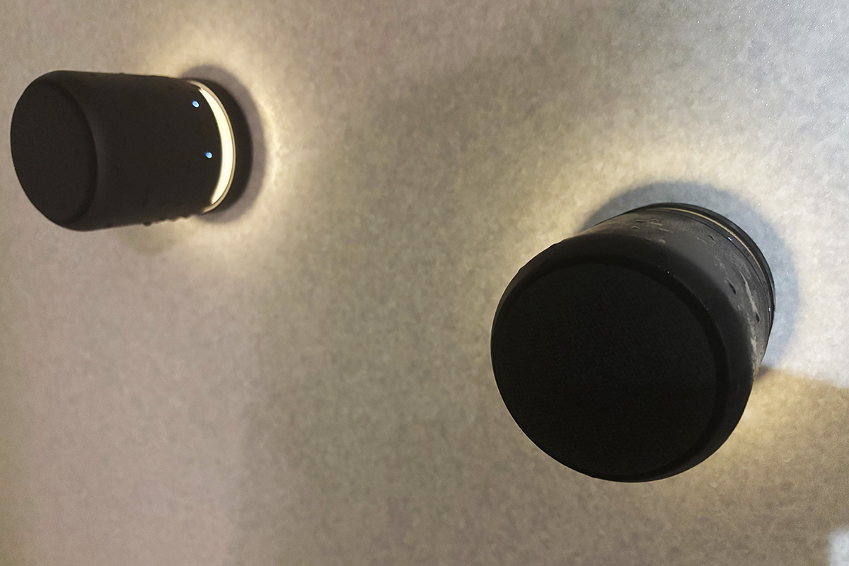 手のひらサイズのスピーカーを2個使用する