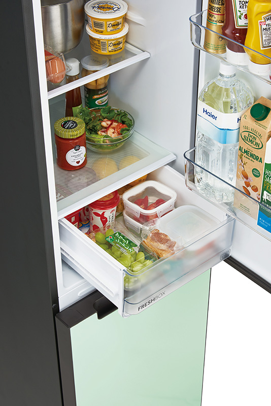 ニオイが気になる食品の収納に便利な「フレッシュボックス」を備える