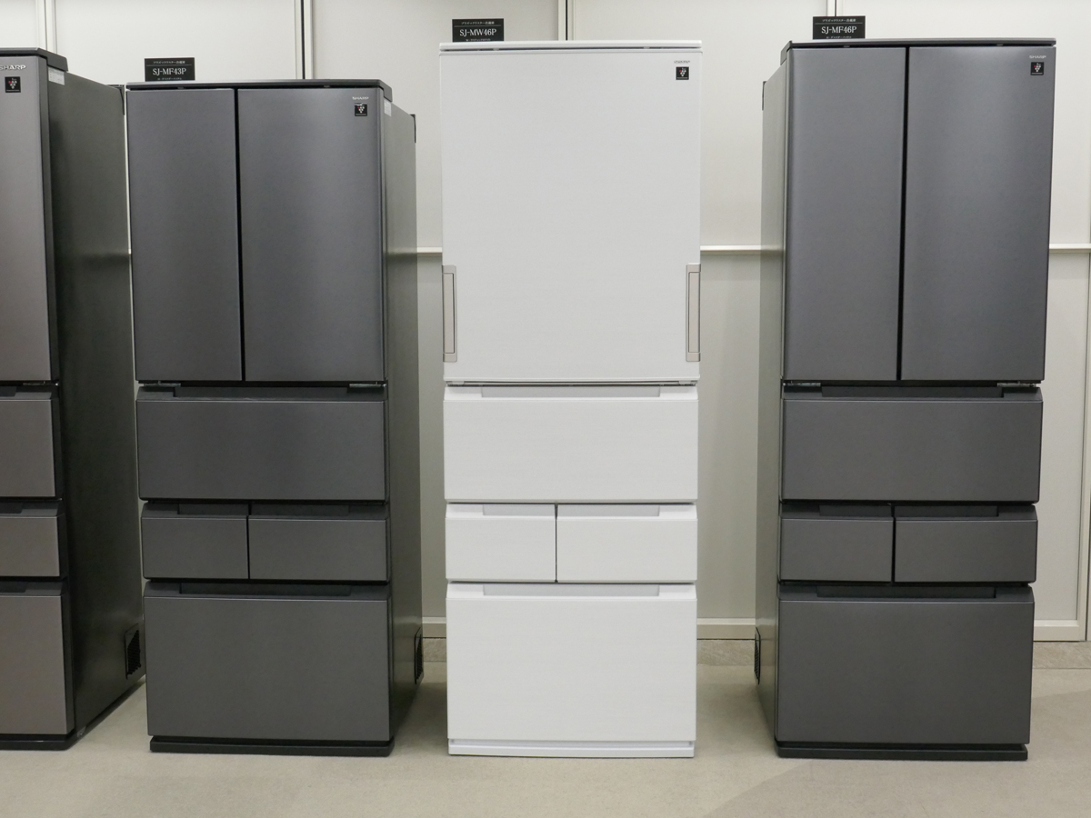 左から定格内容積429L「SJ-MF43P」、同457Lの「SJ-MW46P」、同457Lの「SJ-MF46P」