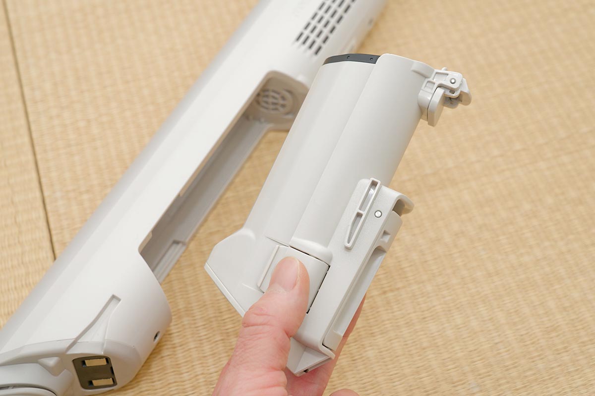 掃除機本体のダストカップ。ここにいったんゴミが溜め込まれる