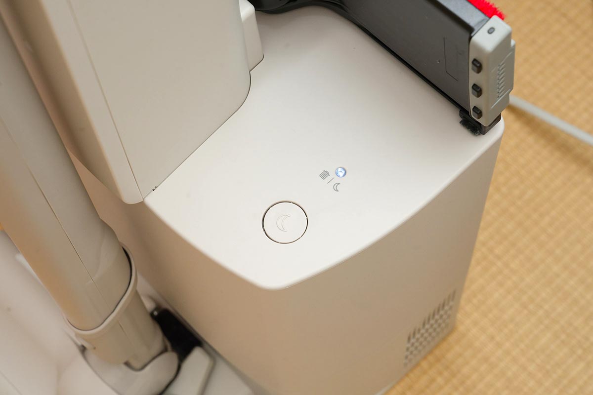 ダストステーションのボタンをオンにしておくと、セットしてもゴミ収集しないようにできる。夜に便利