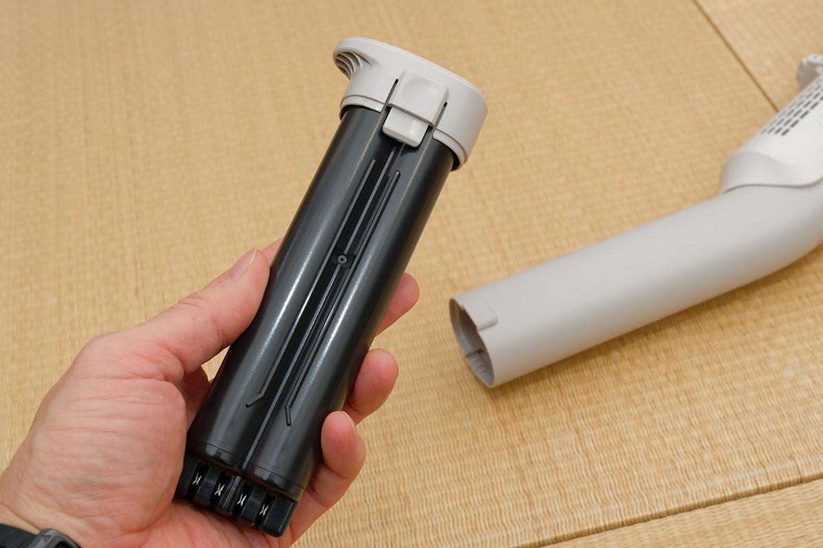 バッテリーは簡単に着脱できる。劣化した場合もこれを交換するだけ