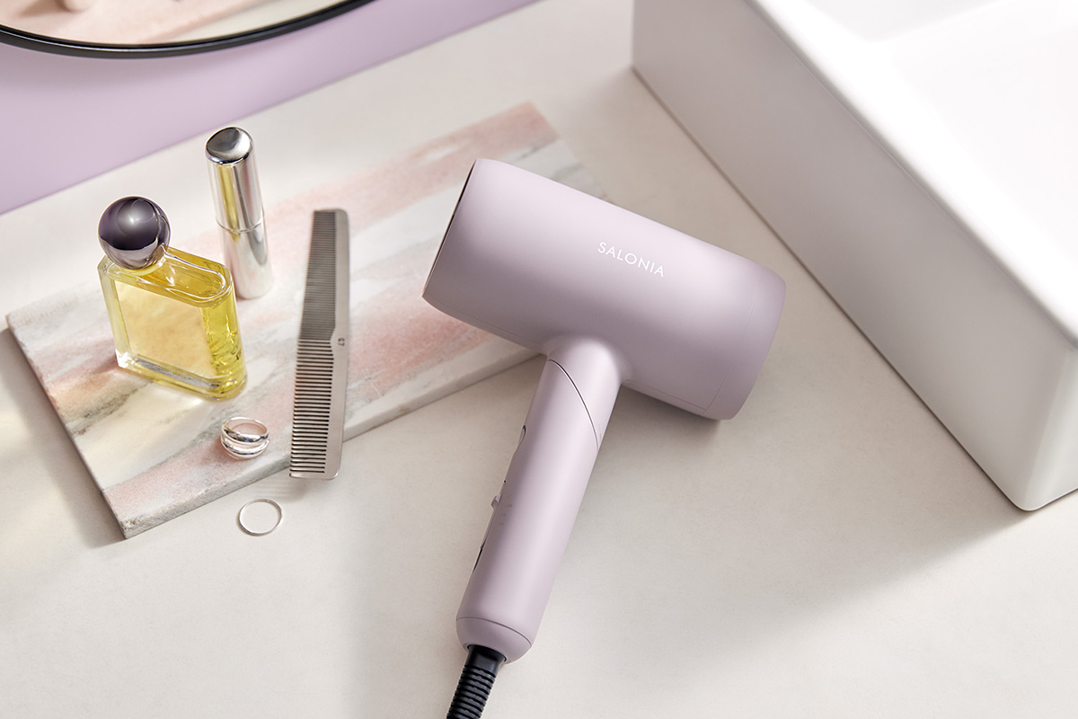 プレミアムラインのヘアアイロンで人気が高いカラー「ピンク」を新たに追加する