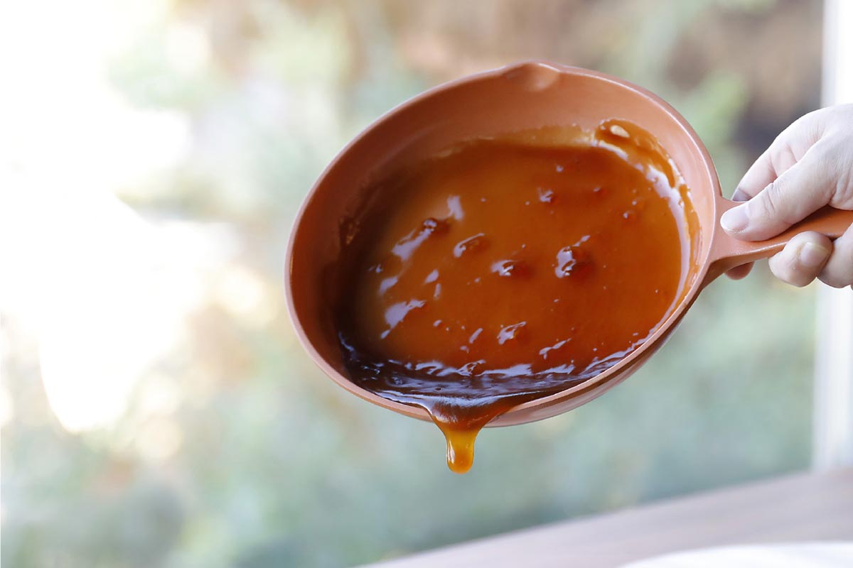 両側には注ぎ口がついており、右利き・左利き問わず使いやすい