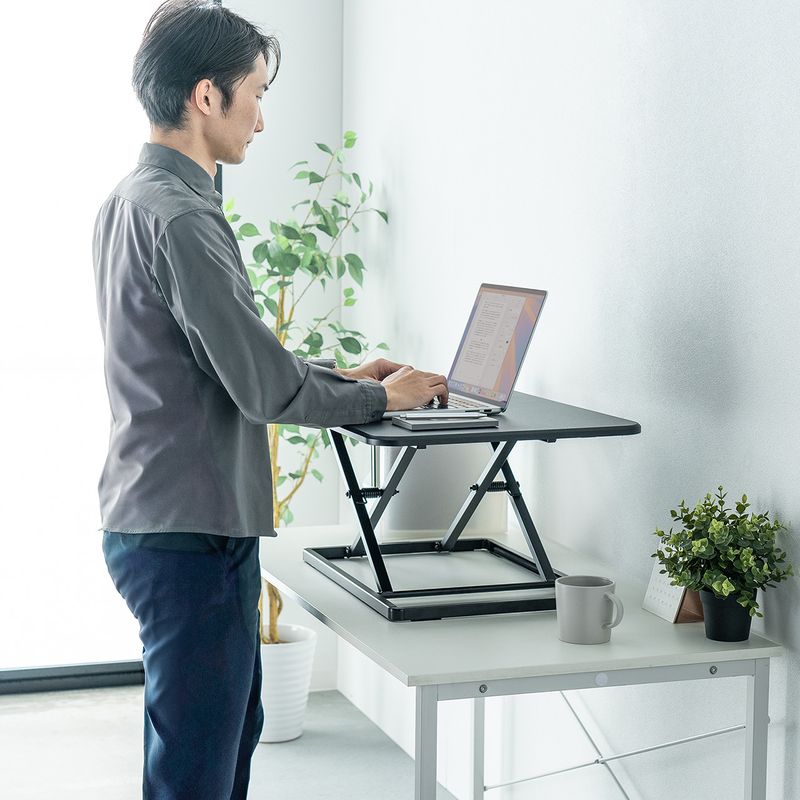 天板にあるレバーを引くだけで、サッと高さを変えられる