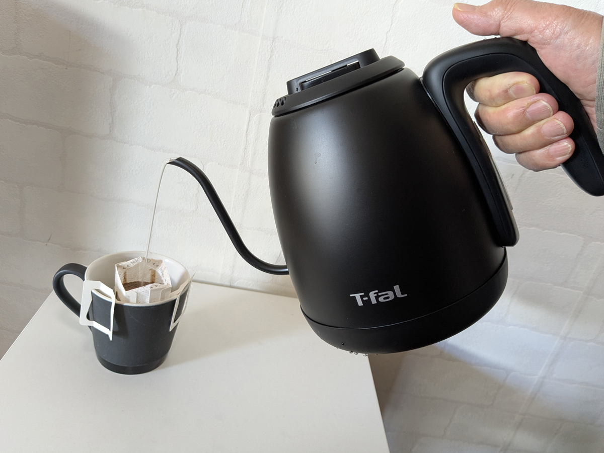 人間工学に基づいて設計したというハンドルと注ぎ口の形状が絶妙で、お湯の量も細かくコントロールできます