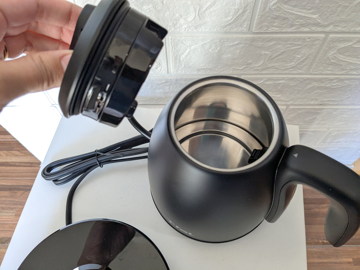 給水しやすく内部まで洗いやすい取り外せるフタ