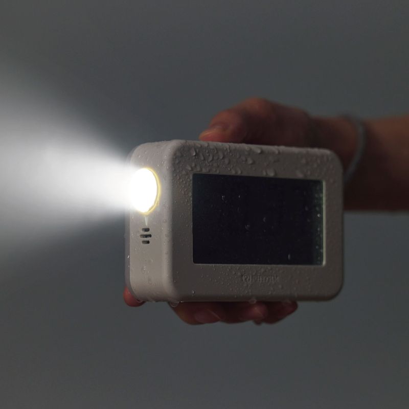 白色LEDを搭載。IP44相当で雨の日の避難にも安心