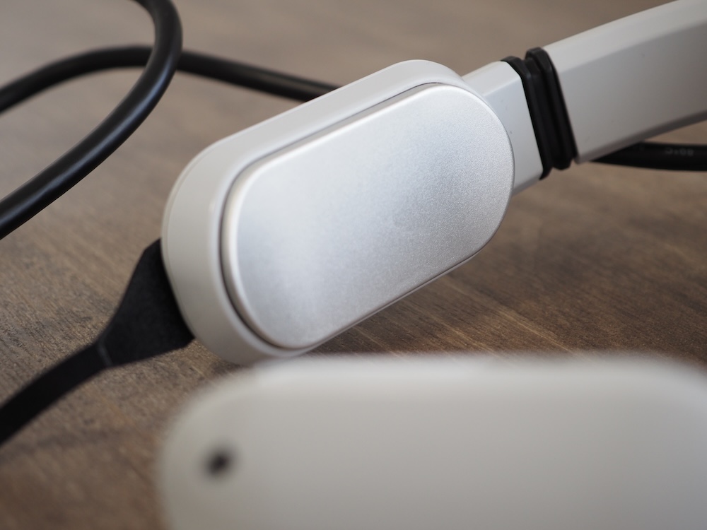 首の前方2カ所を冷やすプレート