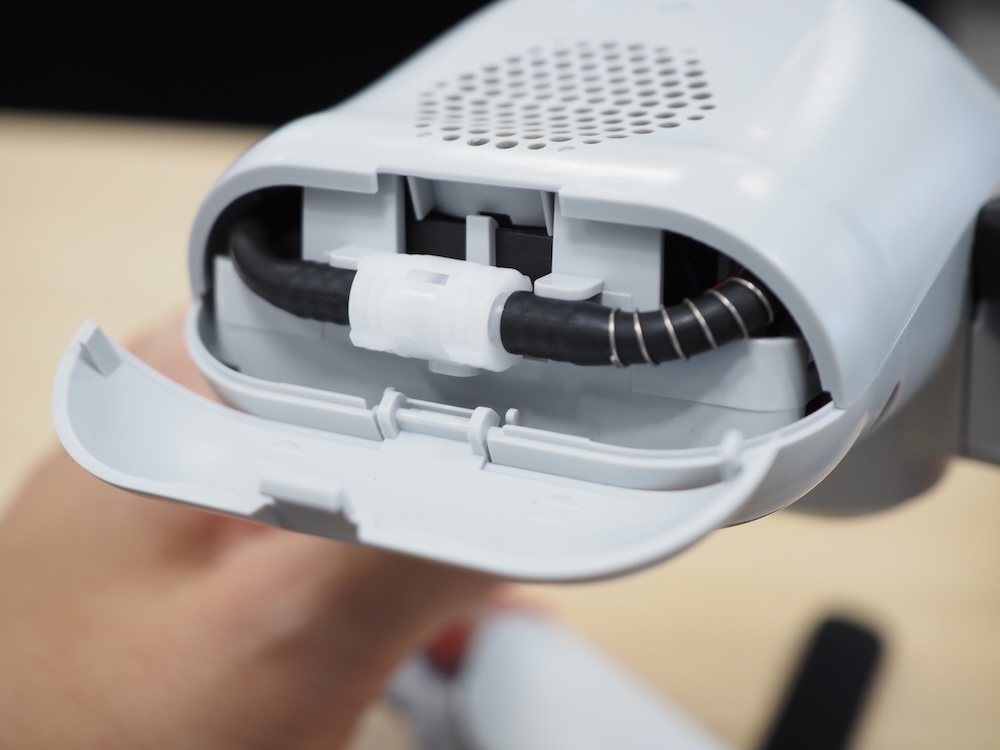 ネック部の後部のフタを開けると、冷却水を循環させるチューブが確認できる