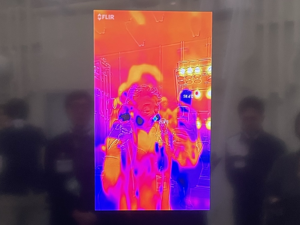 サーモグラフィーで温度を計測。ウェアラブルエアコンを当てていた部分は20℃前後と、よく冷えていた