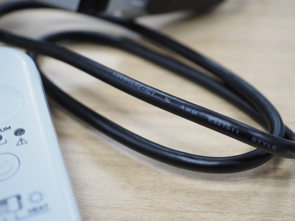 ネック部とバッテリーをつなげるケーブル