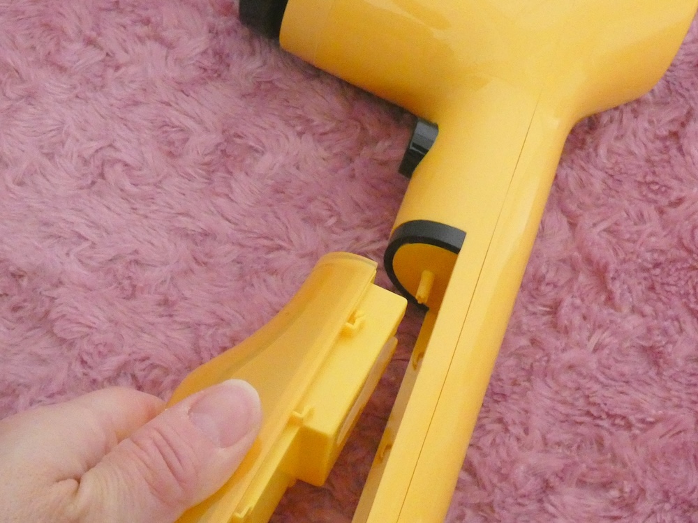 水タンクはスライドさせると取り外せる