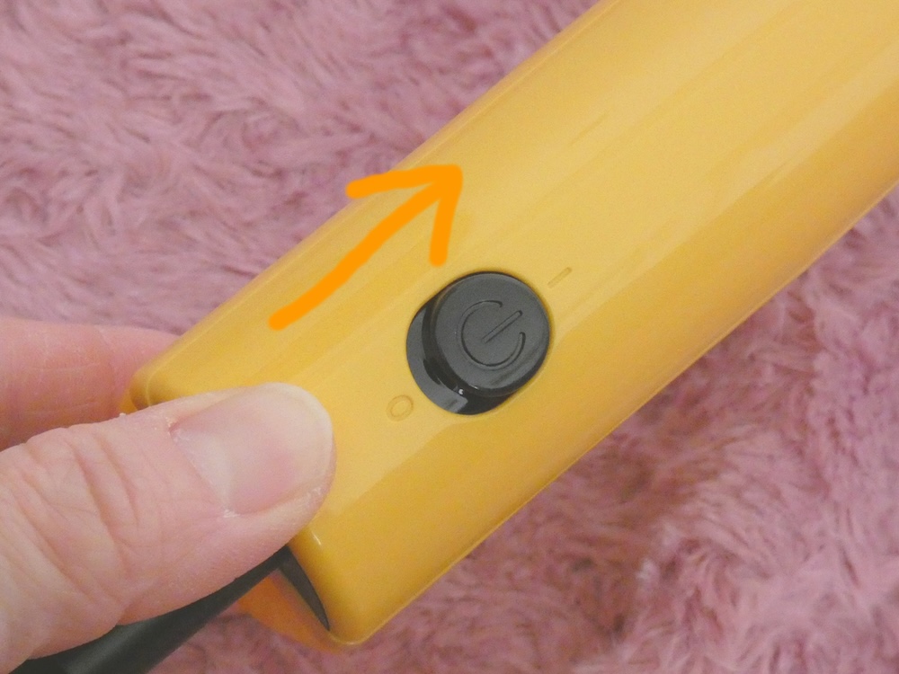 電源スイッチを「｜」へスライドするとオンになる