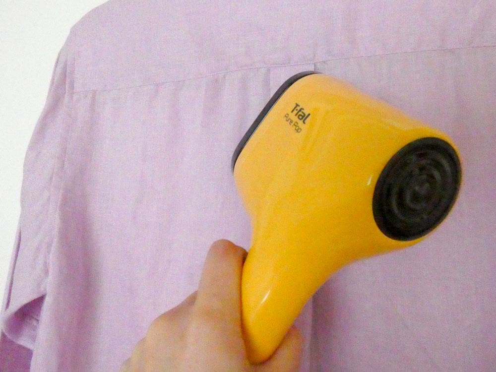 ヘッドを左右に動かしながら、上から下に向かってシワを伸ばす