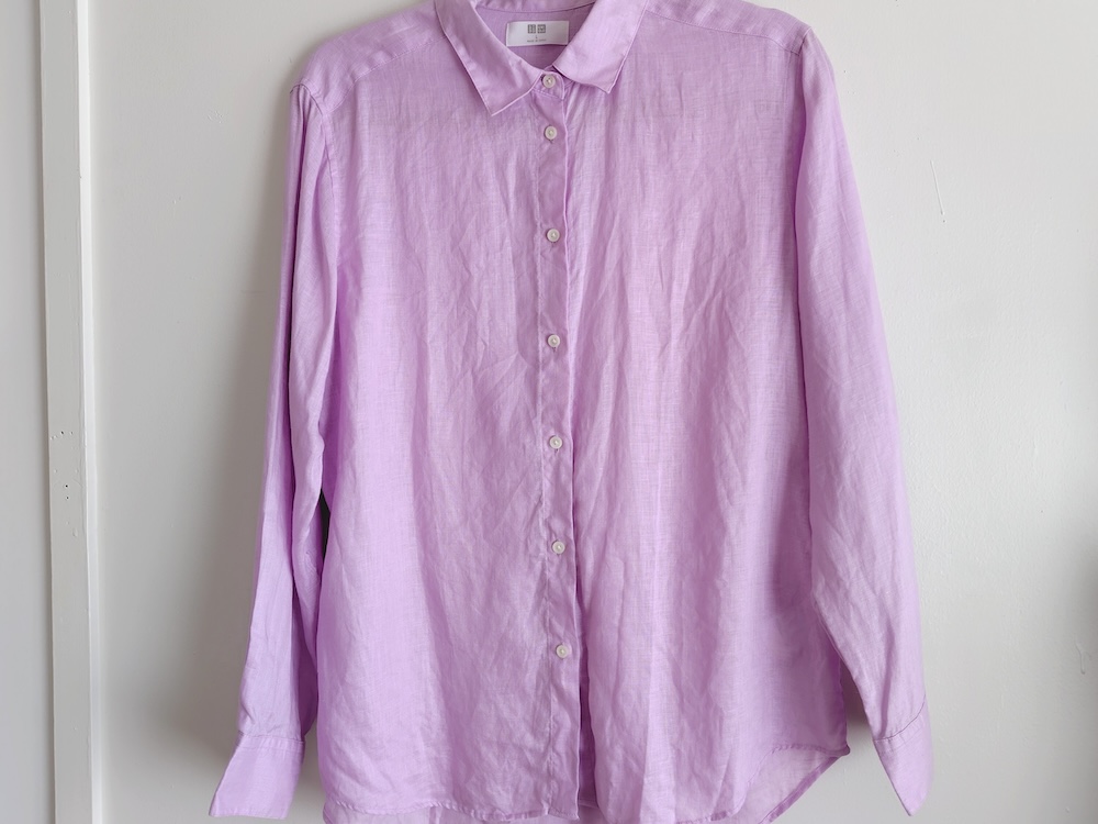 シワだらけの麻のシャツ