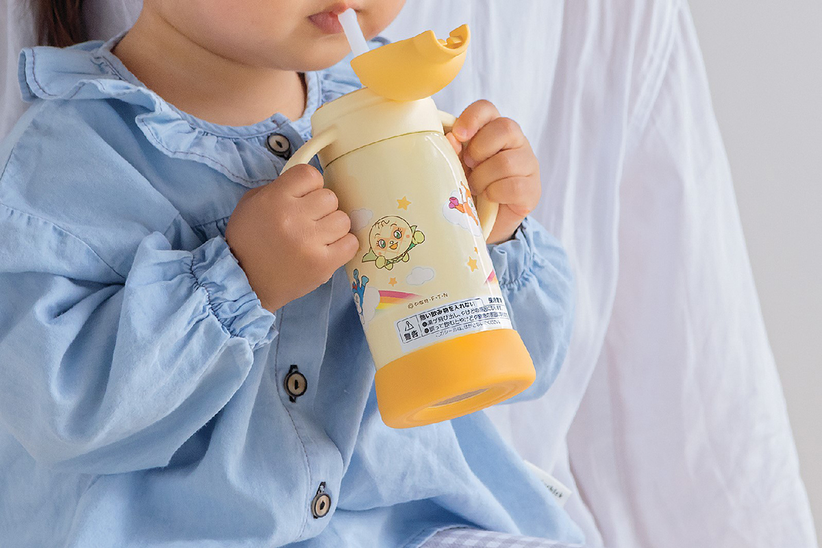 左右にダブルハンドルが付いており、小さな子供でもしっかりと握りやすい
