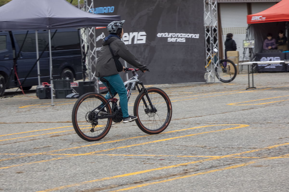 応援にきたヘーキチさんの奥様は日頃からe-bikeに慣れていることもあり、会場の試乗車でテンションも急上昇。車体はFANTIC(ファンティック)の海外仕様です