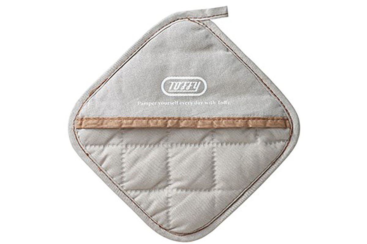 鍋敷きとしても使えるミトンが付属する