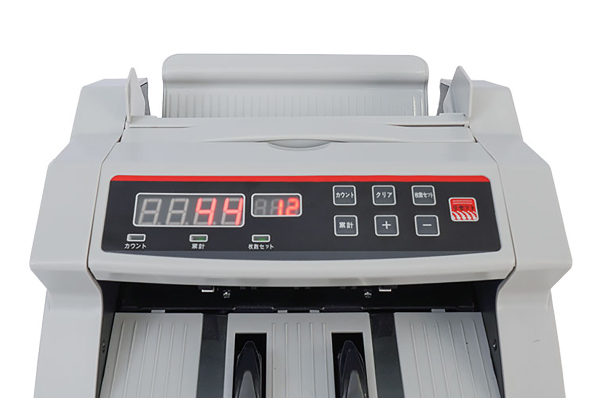 お札を本体上部の投入口にセットすると自動で計測し、リアルタイムで枚数を表示する