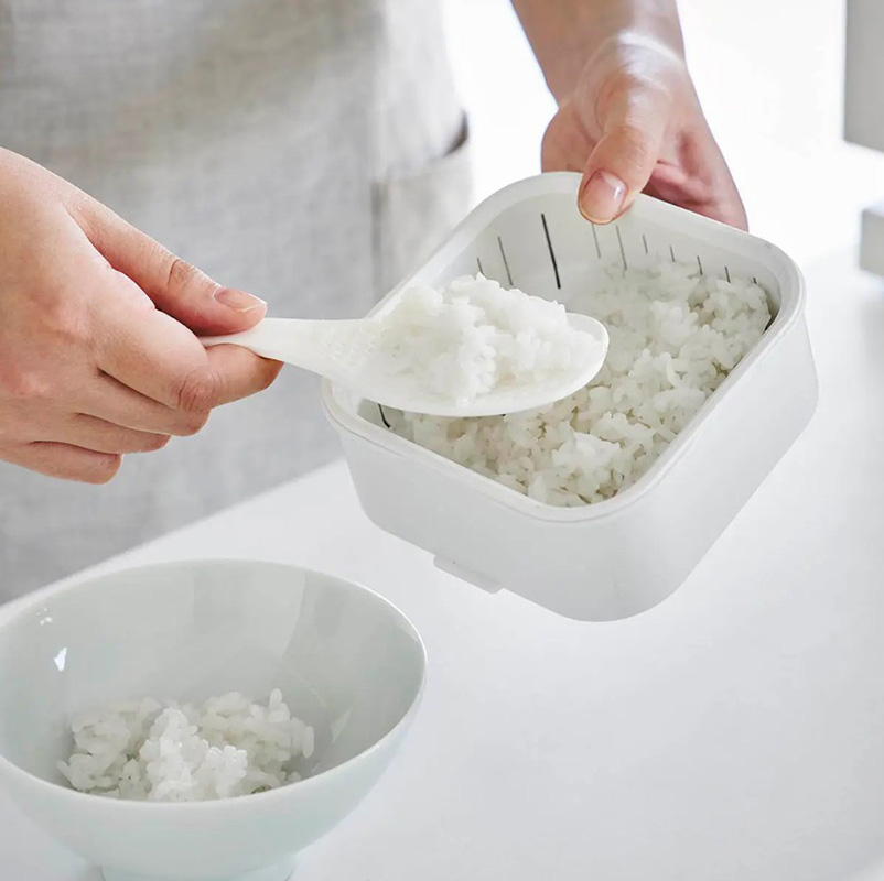 ザル付きの構造で、加熱時の余計な水分を落としてくれる