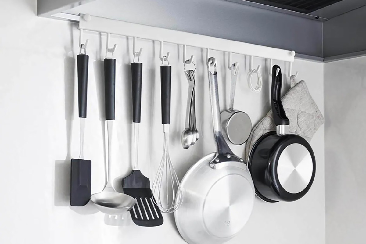 レンジフードに引っ掛けて調節ネジで固定できる