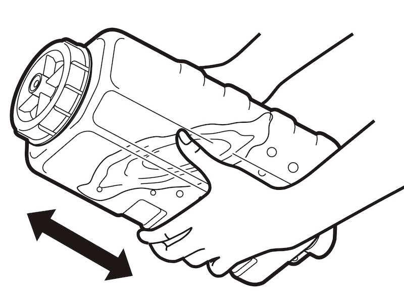 タンクに水を半分ほど入れて、キャップを締めてからよく振って、タンク内を洗い流す