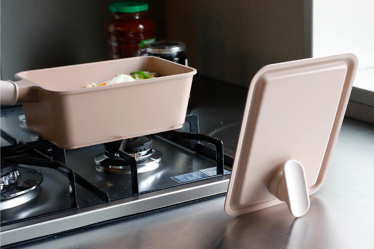 フタは自立式で、調理中に立てて置ける