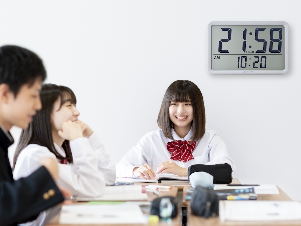 大型液晶を搭載し、教室や会議室などの広い場所での使用に適している