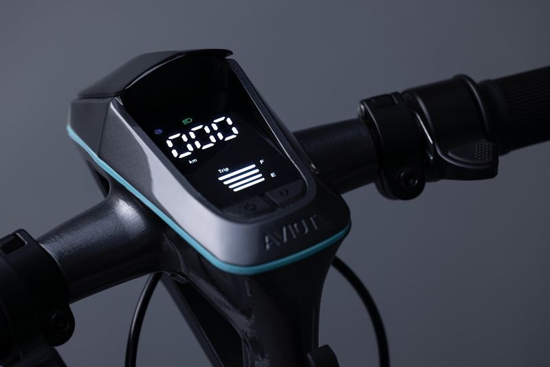 「インストルメントパネル」では、視認性の高いLEDパネルにて走行モード、スピードメーター、走行距離、バッテリー残量、ウィンカー表示などが一目で確認できる