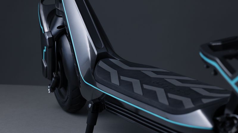 搭乗時に足を乗せるデッキ部の全幅は545mmと余裕を持ったサイズ感を採用