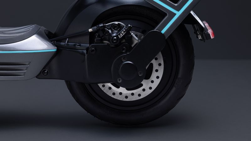 リアホイールには、悪天候でもブレーキ性能が落ちにくく、高い応答性と制動性を持つディスクブレーキを備える