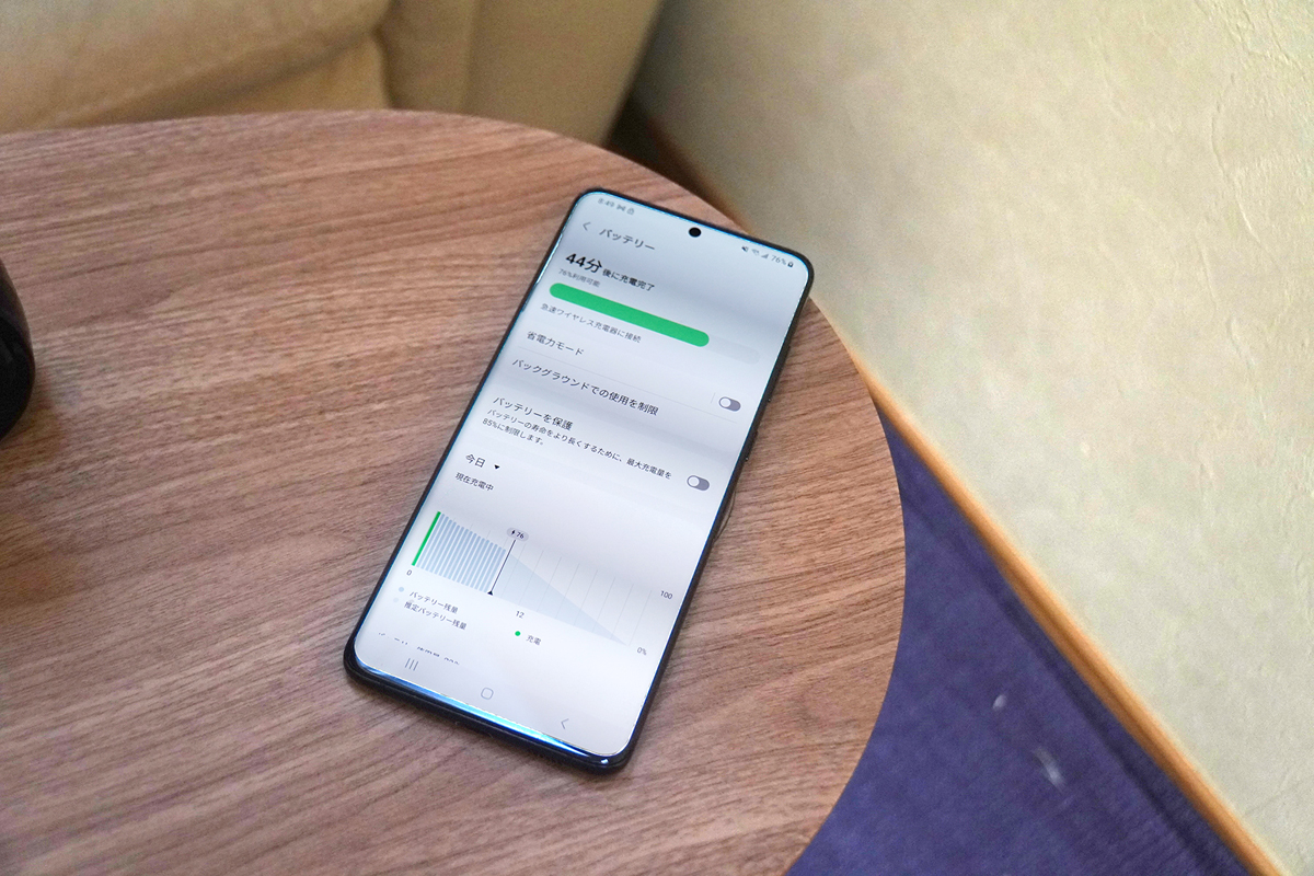 充電が手軽なだけではなく、スマホ充電用にとられていたコンセントがひとつ減るというメリットも見逃せません。置くだけ充電ができるエリアには円形の滑り止め素材があり、スマートフォンが滑らない工夫も