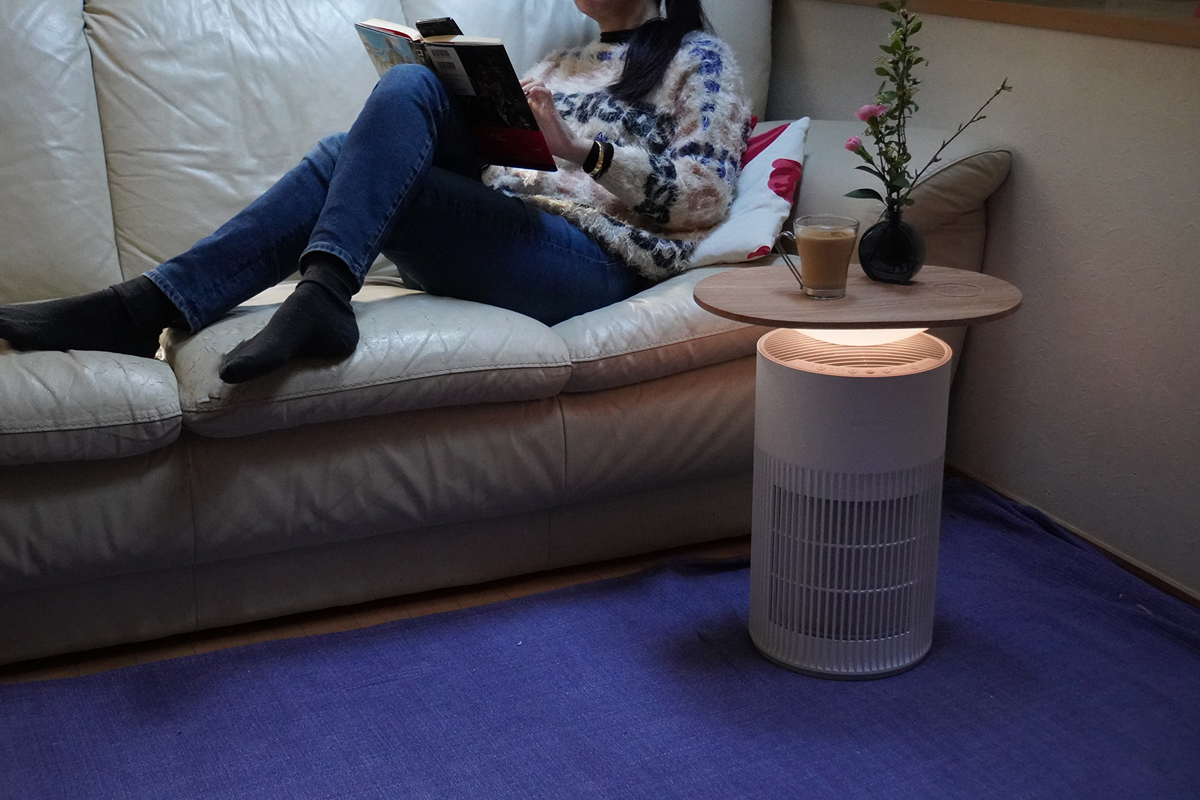 部屋をやや暗めにすると、空気清浄機Tableだけでもムーディーでオシャレな雰囲気に。基本的にシンプルなデザインなのでどんなインテリアにも馴染みそうです