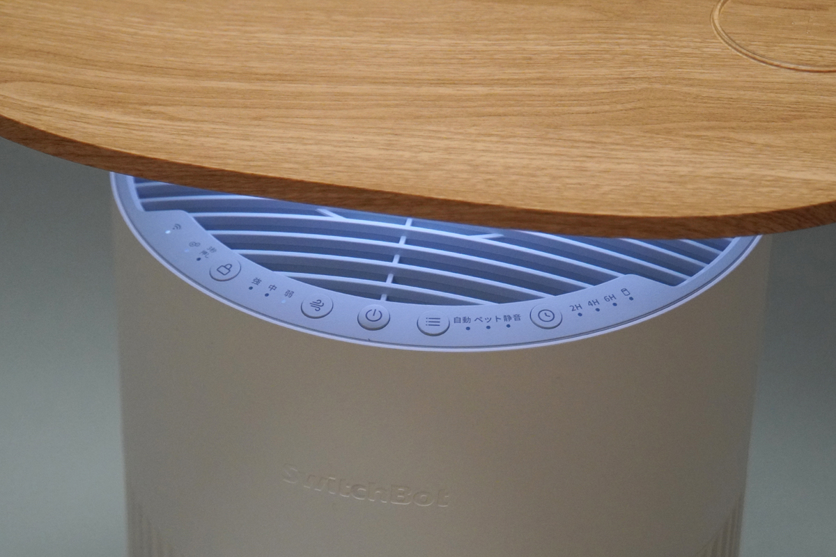 清浄化した空気は天板下から吹き出し。操作は基本的にアプリから行ないますが、本体の操作ボタンも天板下にあります。ちなみに、我が家では24時間365日ずっとAutoモードで運転していました