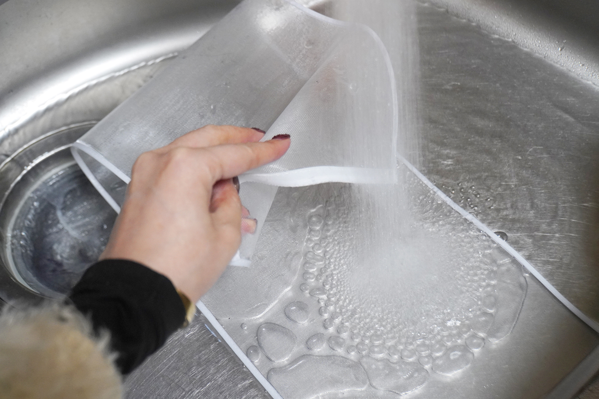 プレフィルターを水洗いしているところ。柔らかい素材なのでシンクでも洗いやすかったです