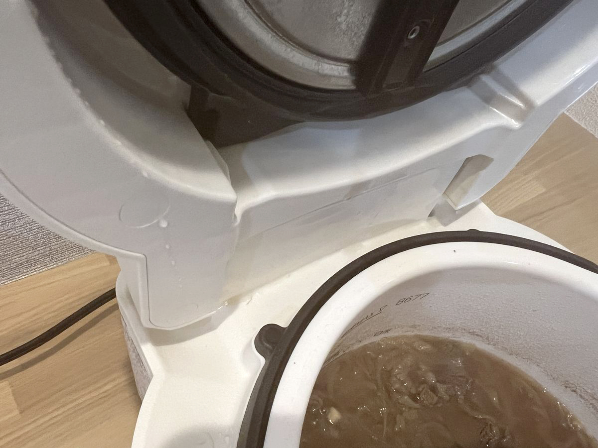 フタと本体の間に水滴が垂れることがあるので、調理後は拭き取ります