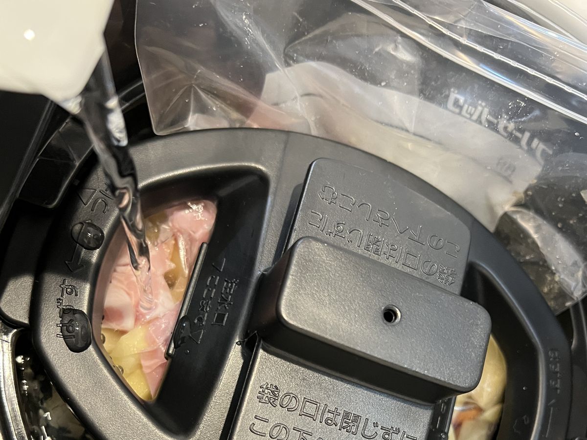 水を注ぎます。パックホルダーがあるため浮き上がりません