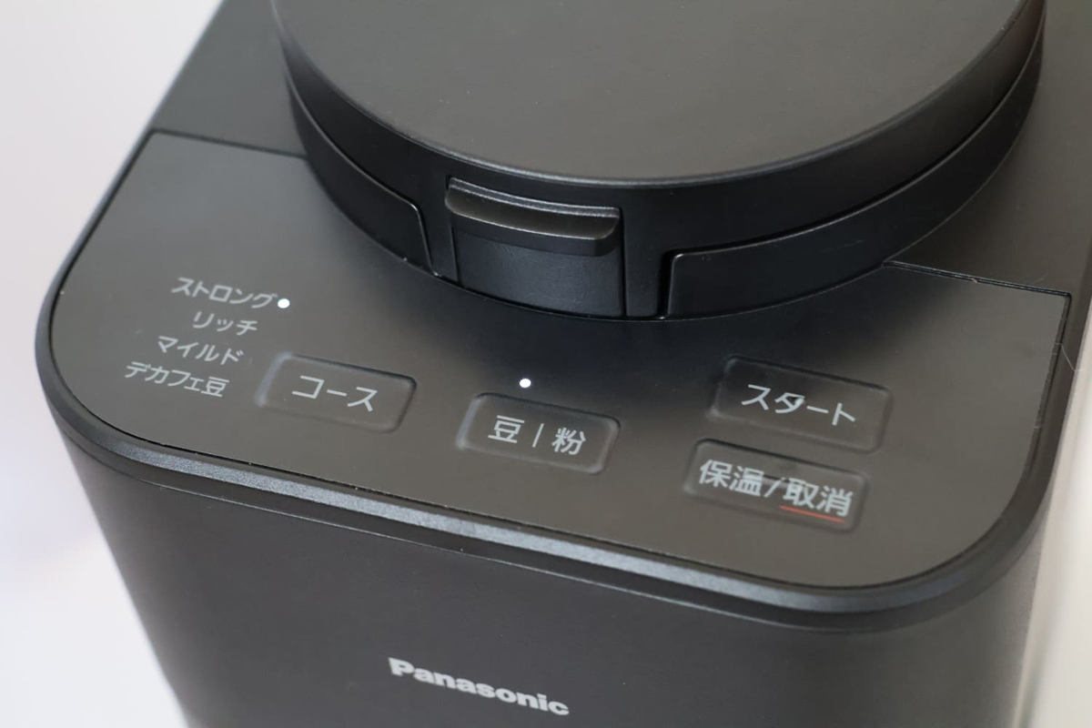 ボタンは押すごとに切り替わる。抽出時間の目安はストロング：8～12分、リッチ：6～11分、マイルド：4～10分、デカフェ豆：6～11分。続けて抽出する場合は5分待つ