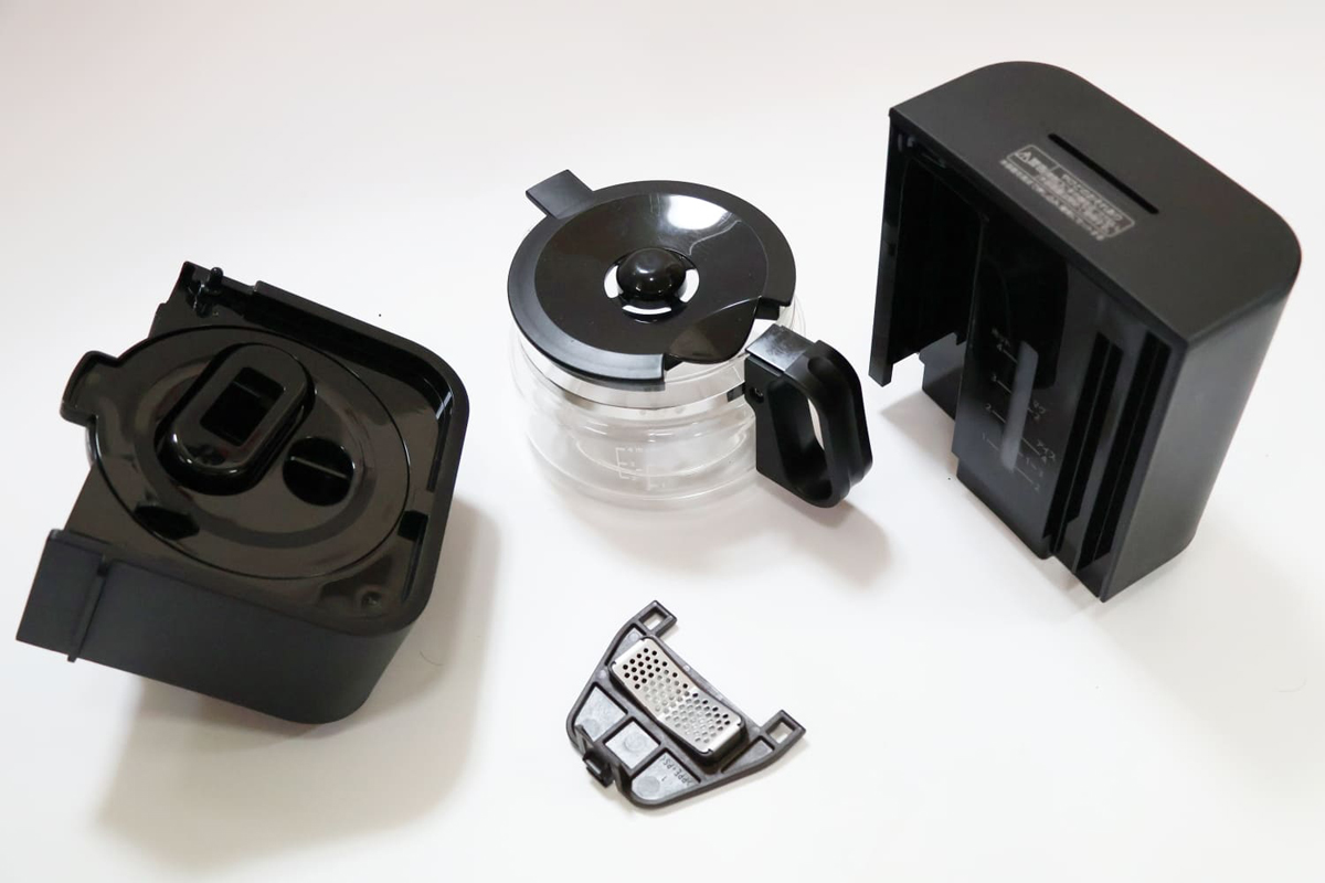 左から時計回りに、バスケット、ガラス容器、水容器、メッシュフィルター