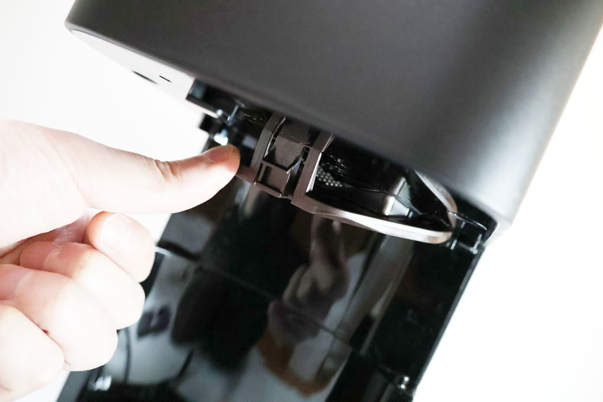 取り外す時はツメ部を押すだけ。フィルターを外すのは簡単でも、取り付け時に左右の突起を凹部に入れるのが慣れるまで難しい