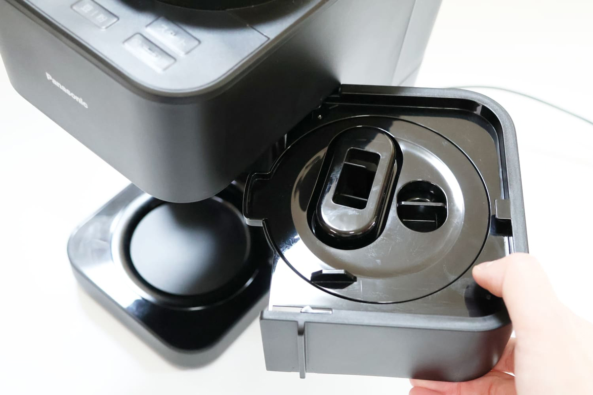 外すときはバスケットを回転させて、持ち上げてから斜め下に引くと取り外せる